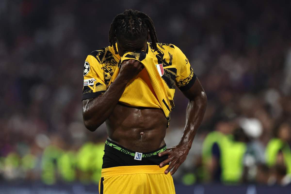 Yann Bisseck si asciuga il volto con la maglia gialla dopo una partita intensa di campionato.