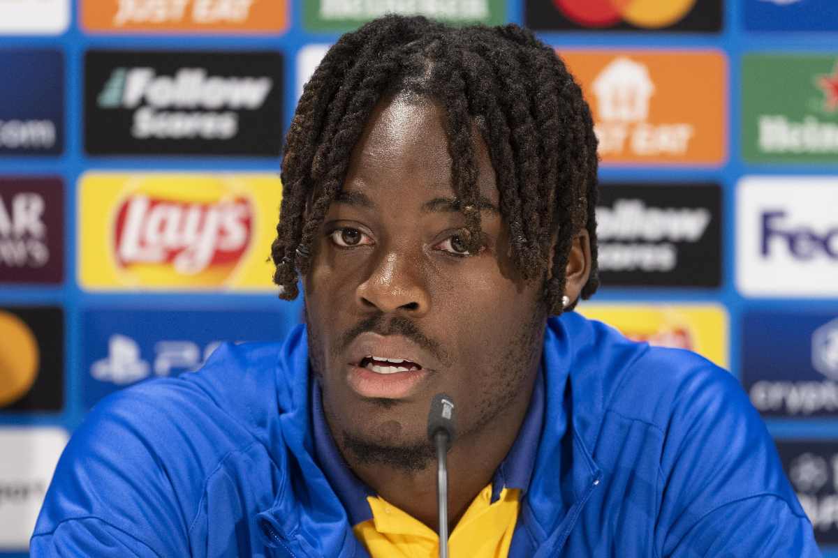 Yann Bisseck durante una conferenza stampa alla vigilia di una partita di Champions League dell'Inter