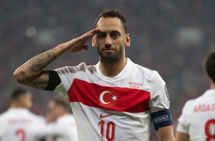 Calhanoglu esulta dopo un gol con la Turchia nelle qualificazioni Mondiali