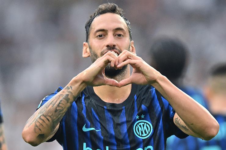 Esultanza di Calhanoglu che forma un cuore con le mani durante una partita di Serie A 2025.