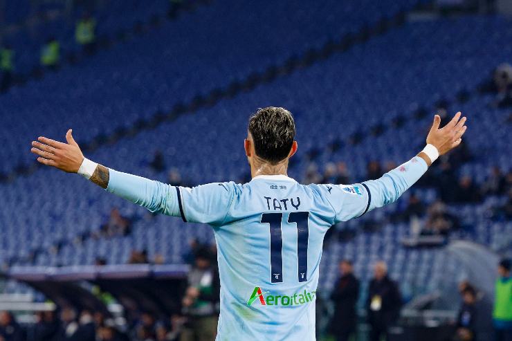 Castellanos a braccia aperte durante una partita della Lazio