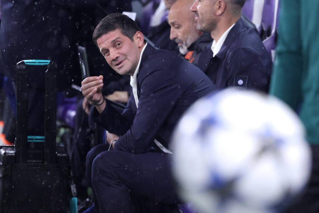 Chivu sorridente sulla panchina dell'Inter