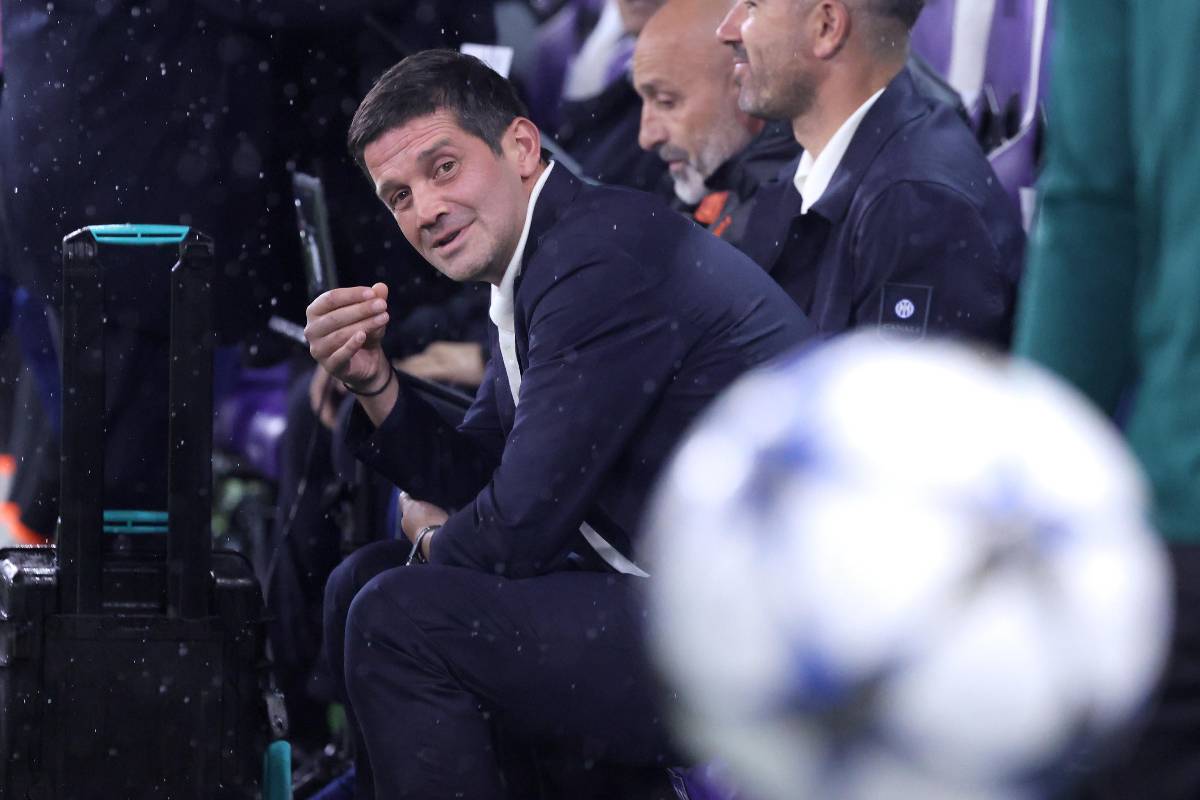 Chivu sorridente sulla panchina dell'Inter