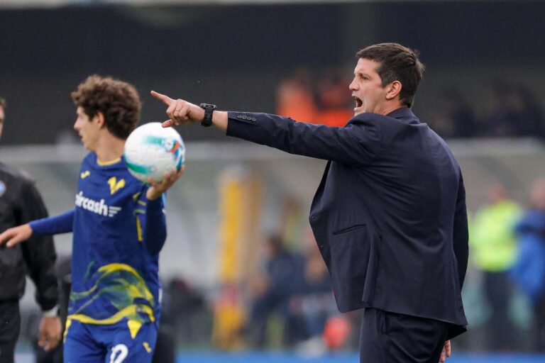 Chivu mentre dà indicazioni ai suoi giocatori