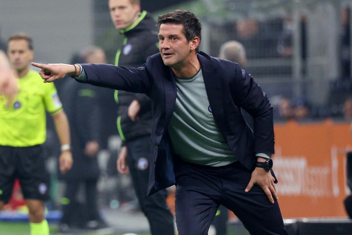 Chivu mentre dà indicazioni