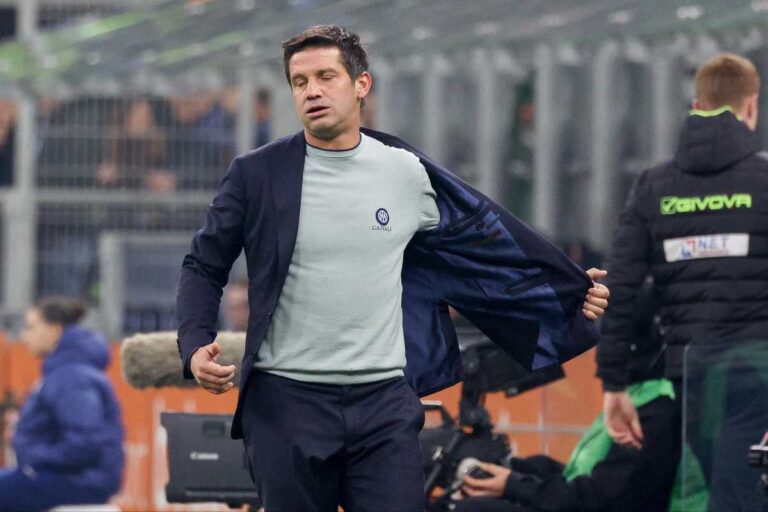 Cristian Chivu si toglie la giacca durante una partita dell'Inter
