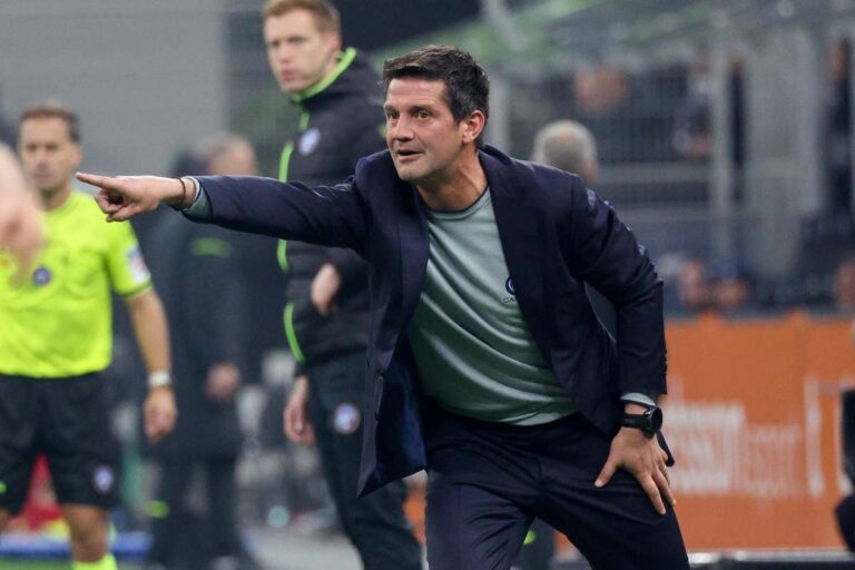 Cristian Chivu dà delle indicazioni ai suoi giocatori durante una partite a San Siro dell'Inter