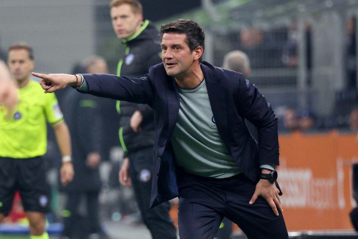 Cristian Chivu dà delle indicazioni ai suoi giocatori durante una partite a San Siro dell'Inter