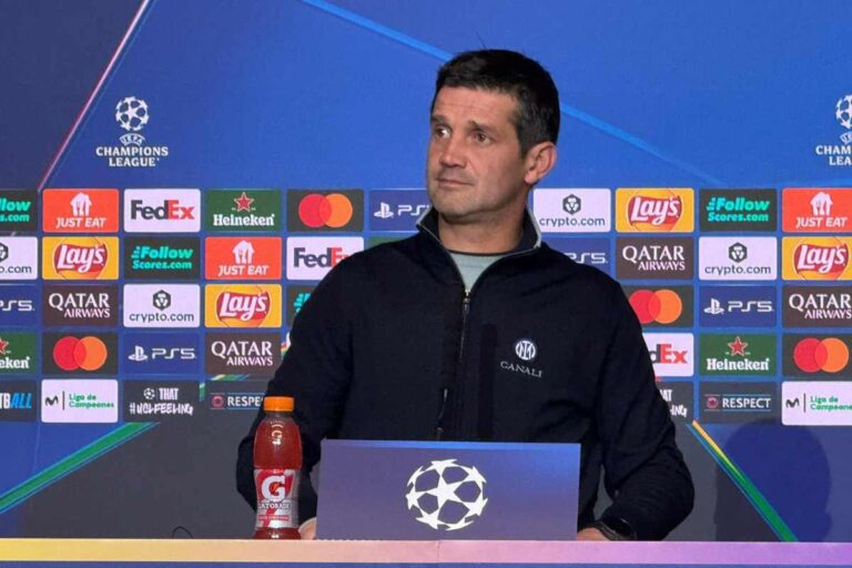 Cristian Chivu durante la conferenza stampa alla viglia della sfida di Champions League tra Inter e Atletico Madrid