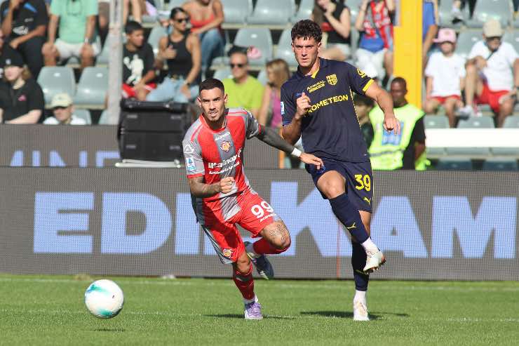 Alessandro Circati del Parma in azione durante una partita di Serie A contro la Cremonese.