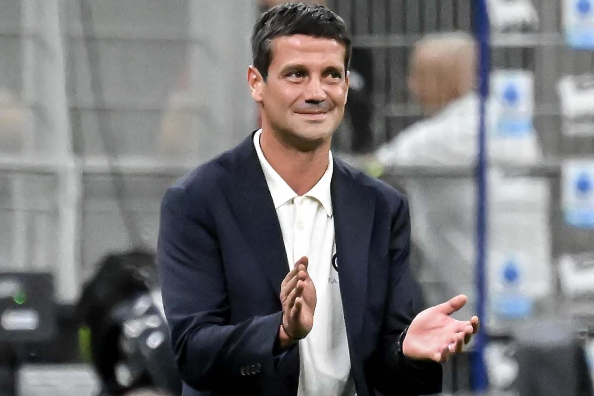 Cristian Chivu soddisfatto in panchina con l'Inter durante una partita di campionato allo stadio San Siro