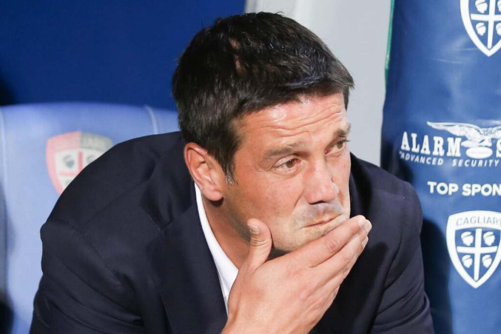 Cristian Chivu perplesso in panchina con l'Inter durante una partita di campionato allo stadio Unipol Domus