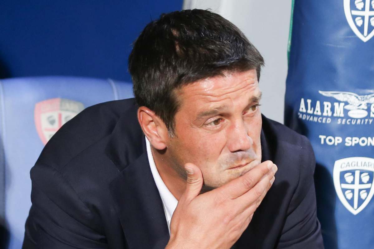 Cristian Chivu perplesso in panchina con l'Inter durante una partita di campionato allo stadio Unipol Domus