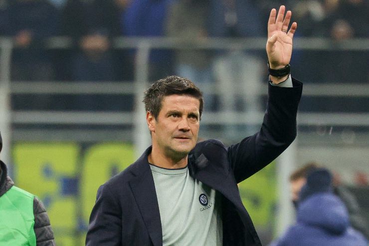 Cristian Chivu in campo durante la gara di serie A 2025