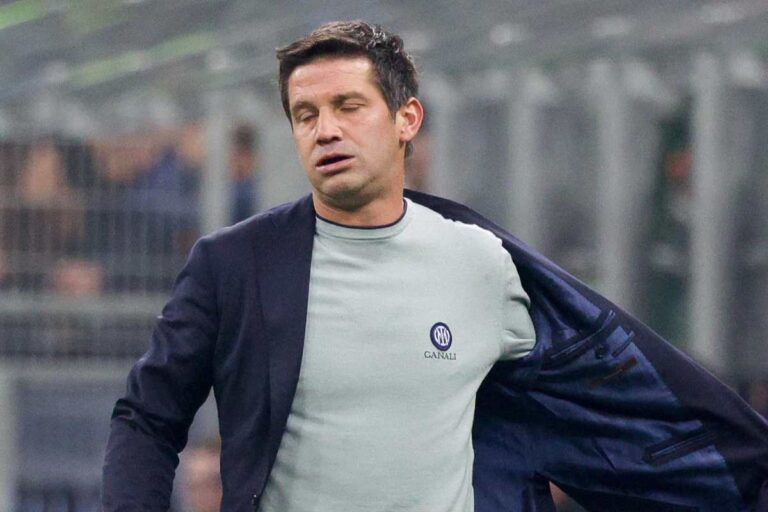 Cristian Chivu a bordocampo durante una partita della stagione 2025, mentre sistema la giacca.