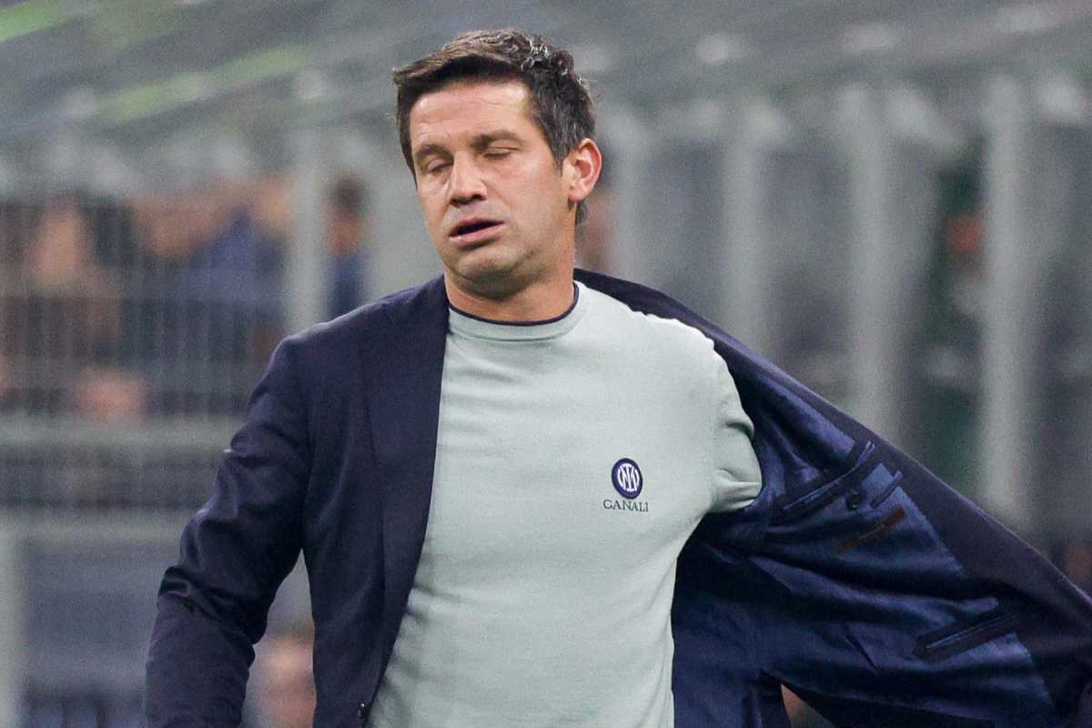 Cristian Chivu a bordocampo durante una partita della stagione 2025, mentre sistema la giacca.