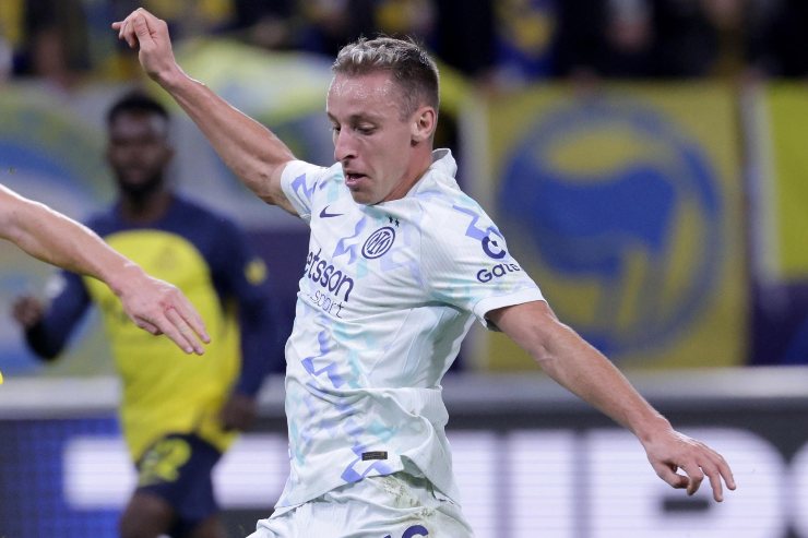 Davide Frattesi in campo con la maglia dell'Inter durante una partita di Champions League a Bruxelles
