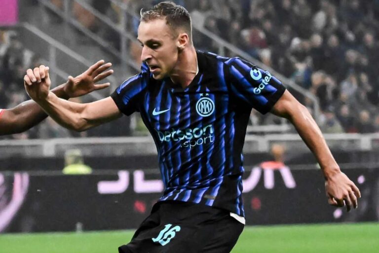 Davide Frattesi in azione con la maglia dell'Inter durante una partita di campionato allo stadio San Siro