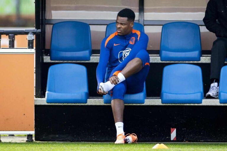 Denzel Dumfries seduto in panchina durante un allenamento con l'Olanda