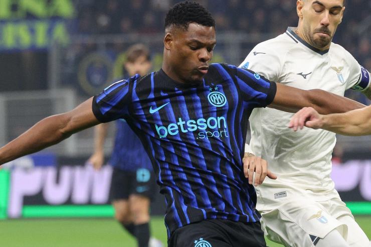Denzel Dumfries in azione con la maglia dell'Inter durante una partita di campionato allo stadio San Siro