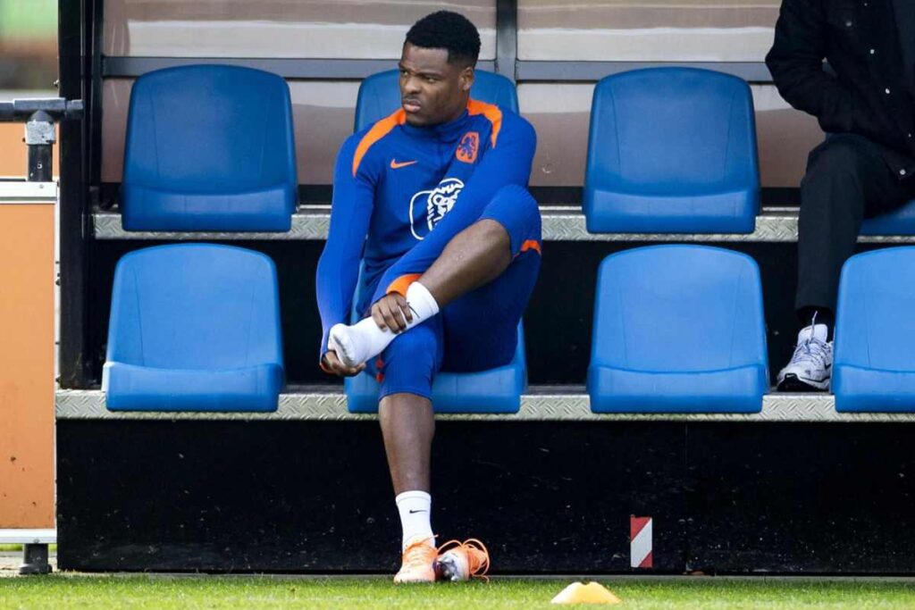 Denzel Dumfires durante una sessione d'allenamento