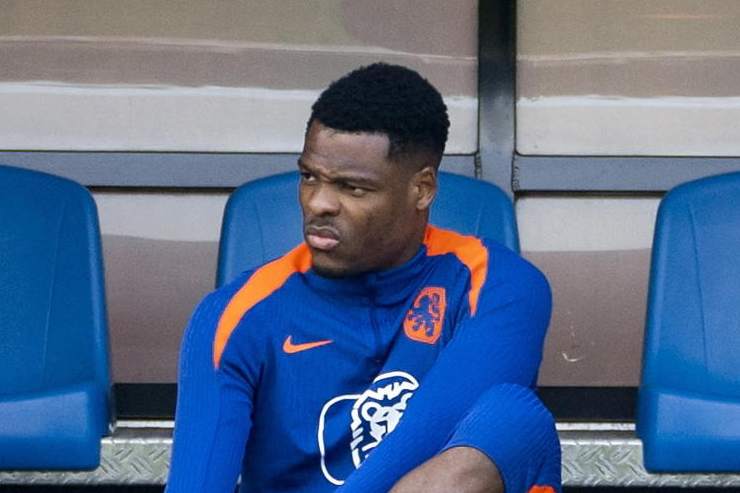 Denzel Dumfires durante una sessione d'allenamento