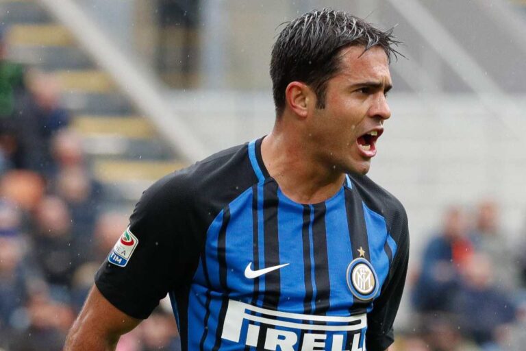 Eder dell’Inter durante una partita di Serie A, ripreso mentre protesta in campo.