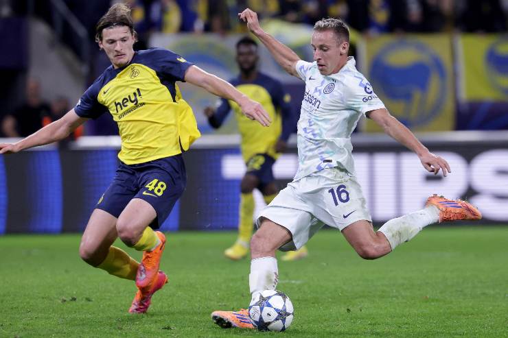 Davide Frattesi in campo contro l'Union Saint Gilloise in Champions League