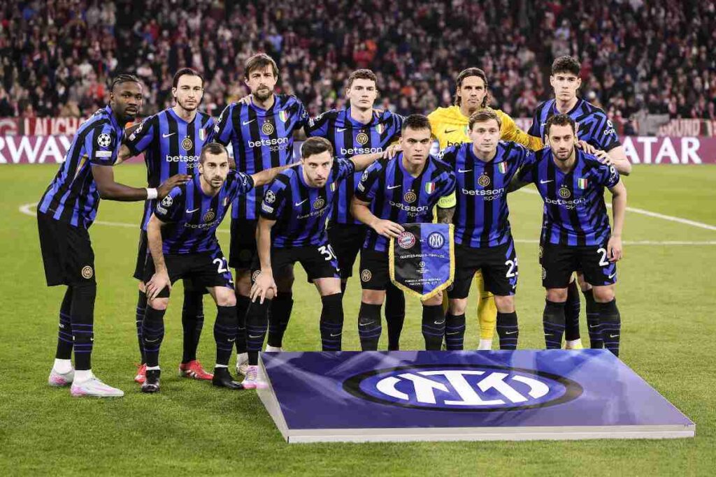 I giocatori dell'Inter schierati prima di una partita di Champions League all'Allianz Arena