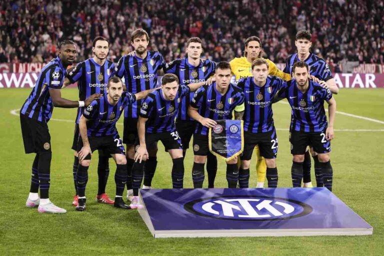 I giocatori dell'Inter schierati prima di una partita di Champions League all'Allianz Arena