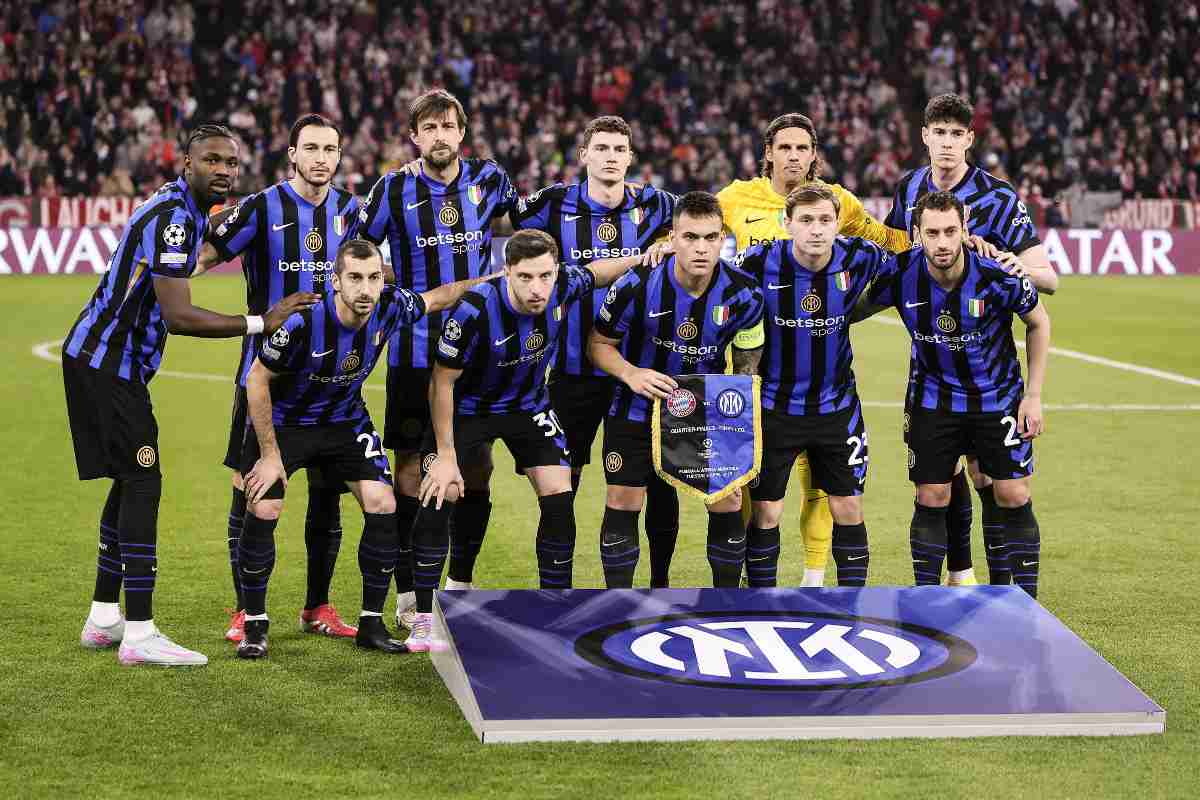 I giocatori dell'Inter schierati prima di una partita di Champions League all'Allianz Arena