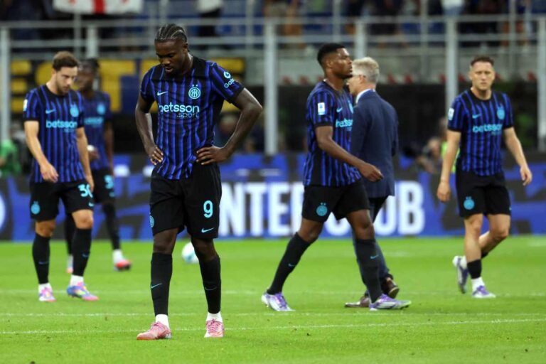 Giocatori dell'Inter delusi al centro del campo dopo una sconfitta