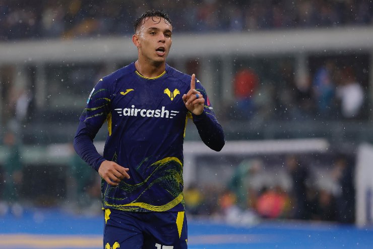 Giovane, calciatore del Verona, esulta sotto la pioggia dopo aver segnato un gol in Serie A.