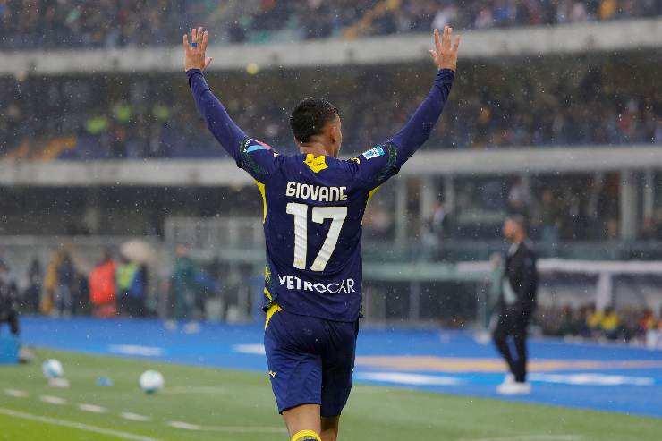 Giovane del Verona esulta dopo un gol