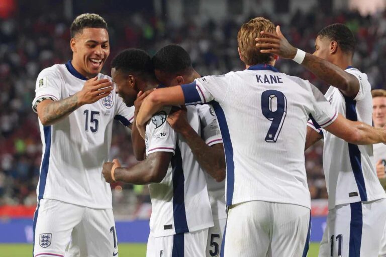 I giocatori dell’Inghilterra esultano dopo un gol, con Harry Kane e Marc Guehi protagonisti dell’abbraccio di squadra.