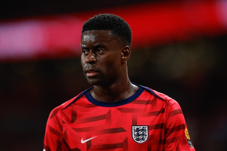 Marc Guehi con la maglia della Nazionale inglese durante il riscaldamento pre-partita, concentrato prima del match.