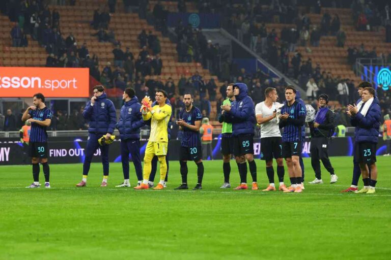I giocatori dell'Inter in campo salutano i tifosi a San Siro