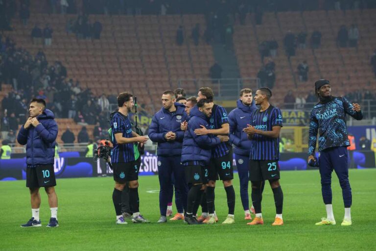 I giocatori dell'Inter in campo salutano i tifosi a San Siro