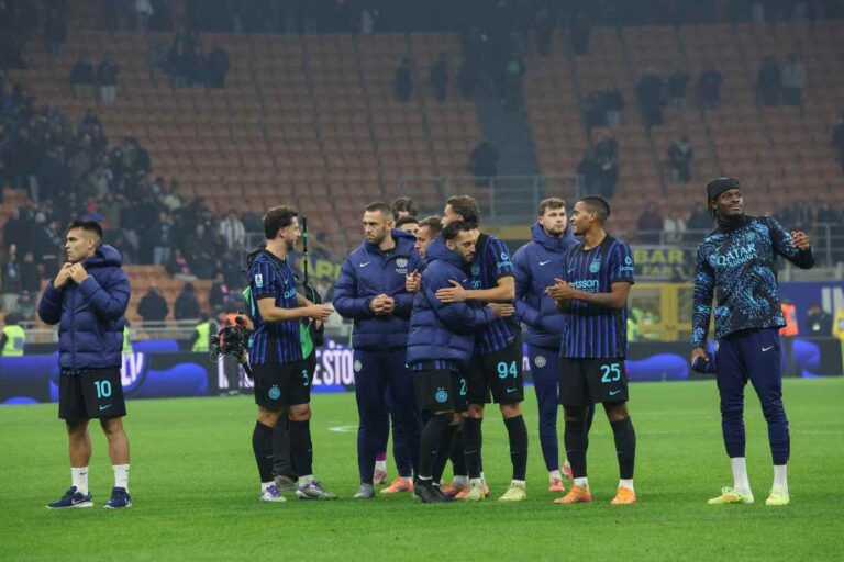 L'Inter esulta davanti ai tifosi dopo una vittoria a San Siro contro la Lazio in campionato