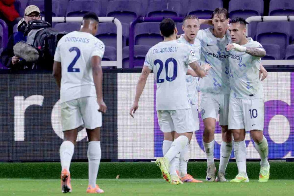 Giocatori Inter in campo mentre esultano