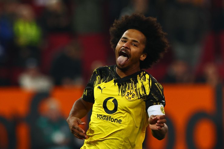 Karim Adeyemi esulta dopo un gol con il Borussia Dortmund durante una partita di campionato 