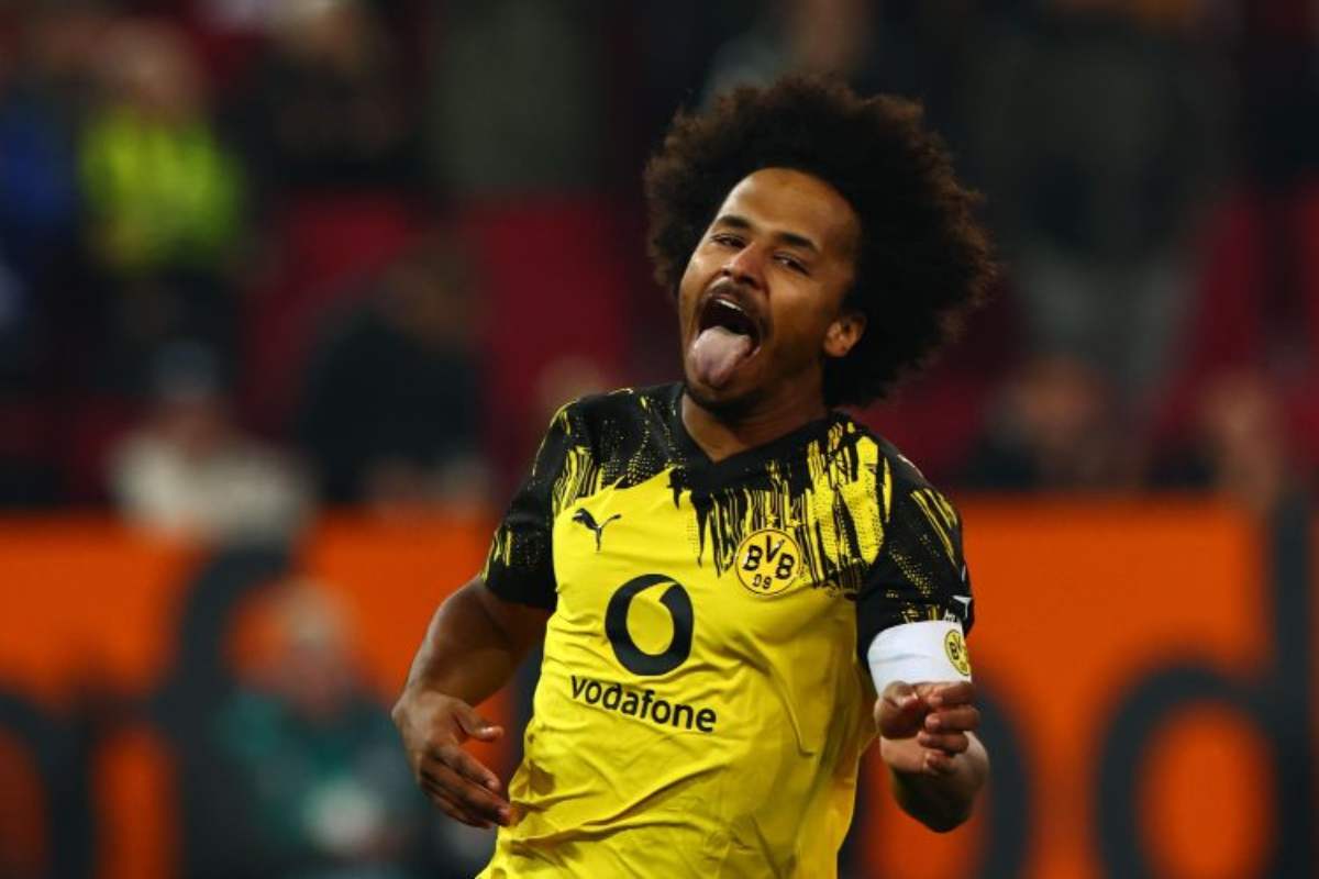 Karim Adeyemi esulta dopo un gol con il Borussia Dortmund durante una partita di campionato