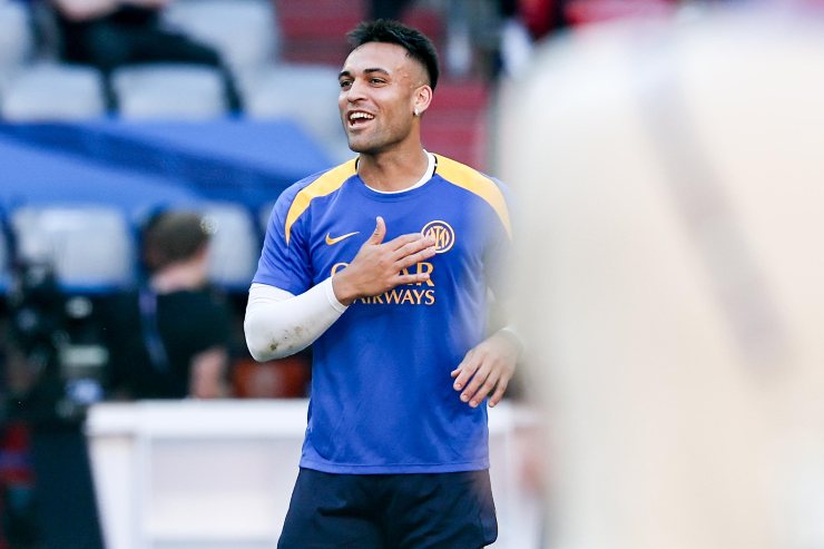 Lautaro sorride a Monaco durante l'allenamento pre finale di Champions
