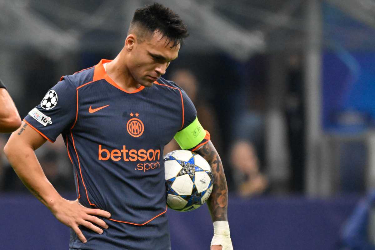 Lautaro pensieroso con il pallone della Champions