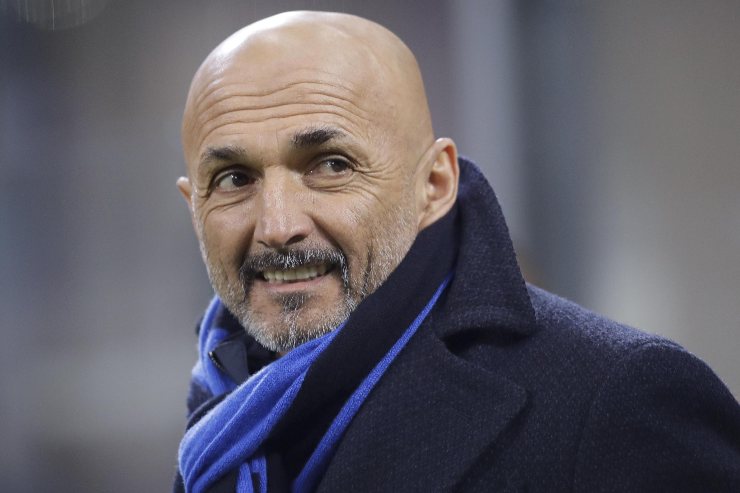 Luciano Spalletti sorridente durante la sua esperienza all’Inter, ritratto a bordocampo in una gara di Serie A.