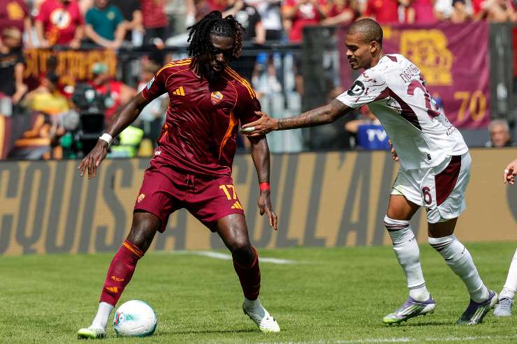 Koné in azione contro Ngonge durante Roma - Torino