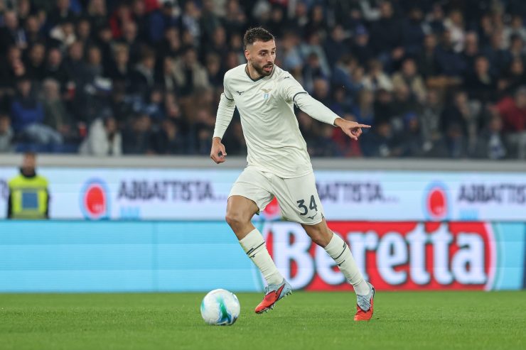 Mario Gila, difensore della Lazio, nel corso del match contro l'Atalanta di Serie A