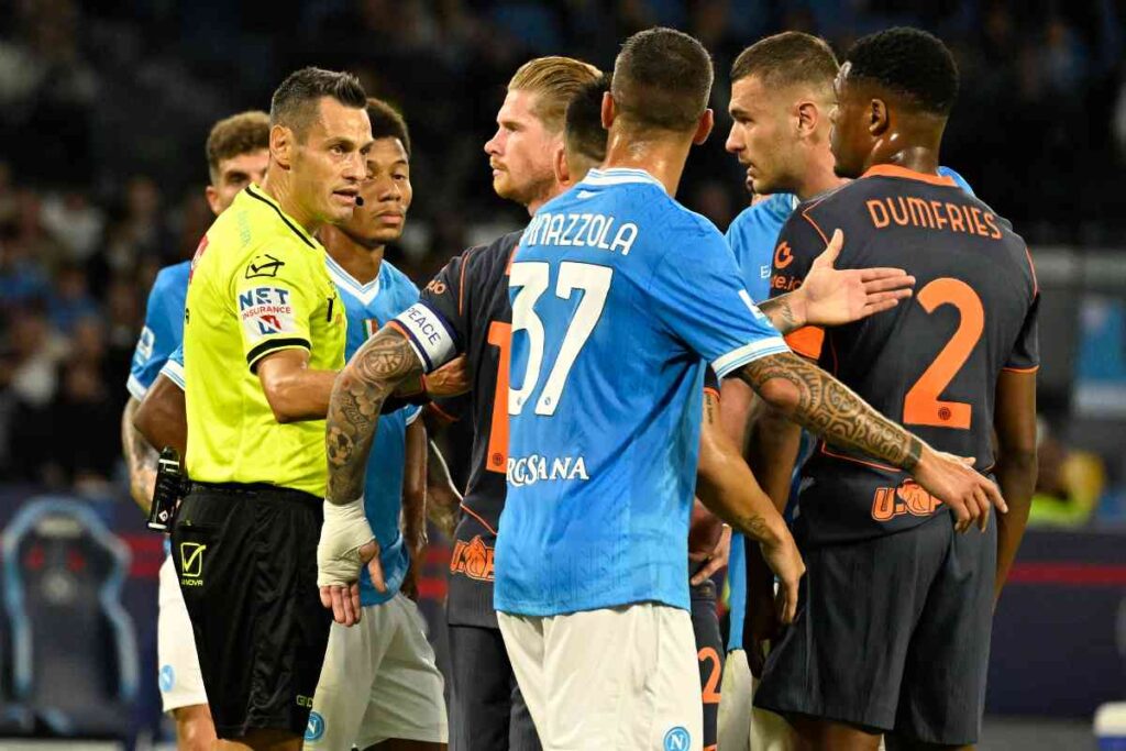L’arbitro Maurizio Mariani discute con i giocatori di Napoli e Inter durante una fase concitata della partita di Serie A 2025 allo stadio Diego Armando Maradona.