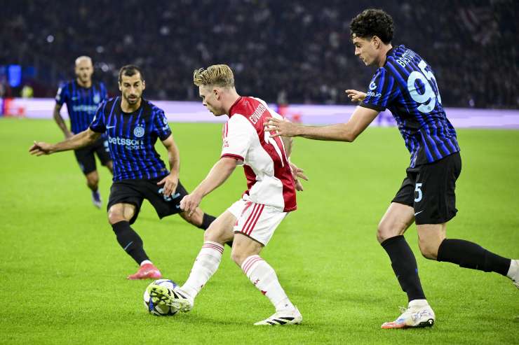 Mkhitaryan e Bastoni contro l'Ajax