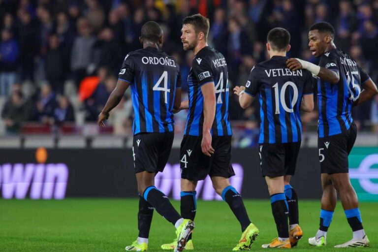 Gruppo di giocatori del Club Bruges che discutono durante la partita